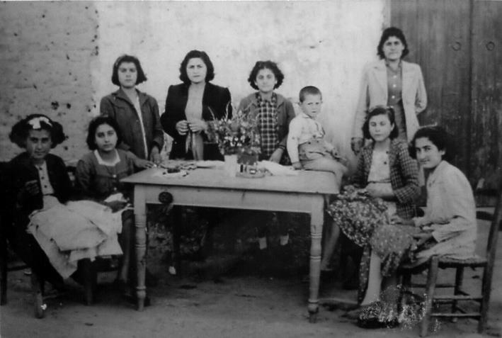 Ειρήνη Δαυίδ Πανακκή-Γεωργιάδη με μαθήτριες της Ειρήνη Δαυίδ Πανακκή-Γεωργιάδη με μαθήτριες της